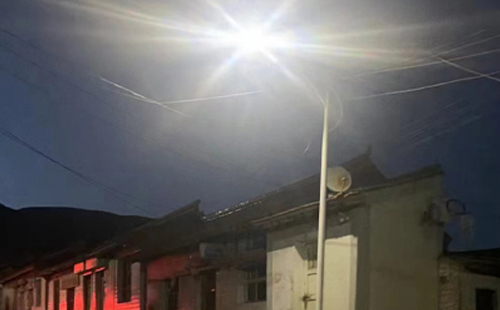 农村院子里最适合的昭苏太阳能路灯亮度与安装要点